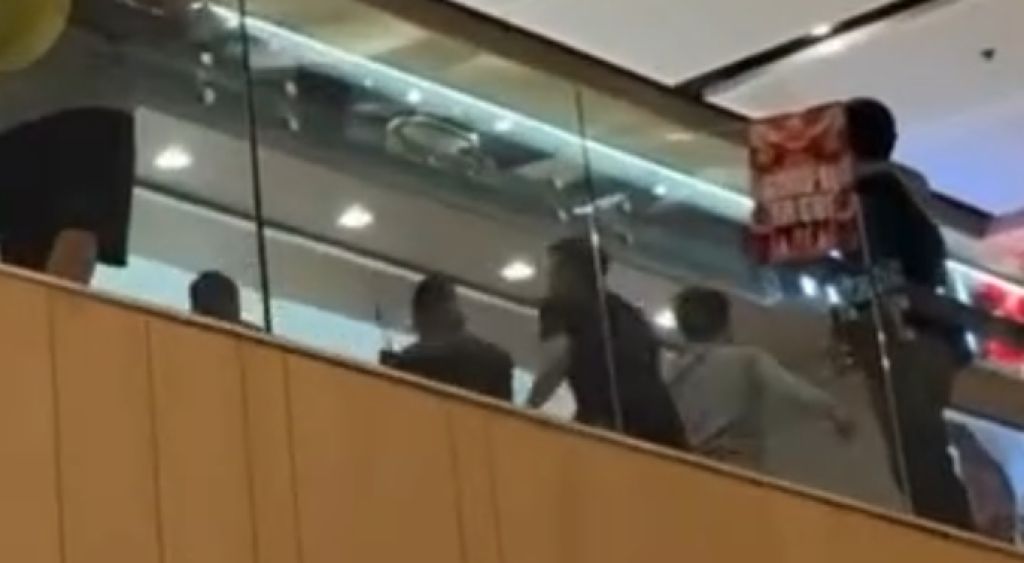 Pencuri Dompet di Salah Satu Outlet Tunjungan Plaza Surabaya Terima Hadiah Bogem