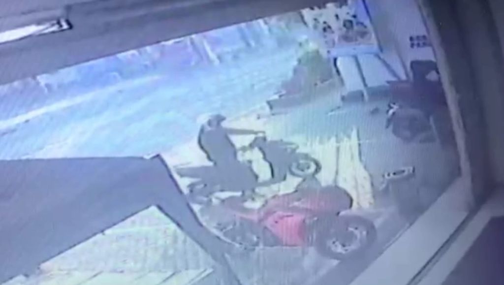 Maling Motor Nekat Satroni Minimarket Dekat Kantor Polisi di Mojosari, Mojokerto