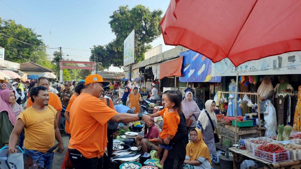 Blusukan ke Pasar Besuki Situbondo, Mas Rio Disambati Pedagang Daging