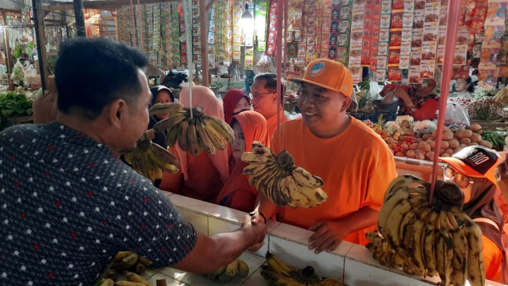 Blusukan Pasar Tradisional Panarukan Situbondo, Mas Rio Borong Dagangan