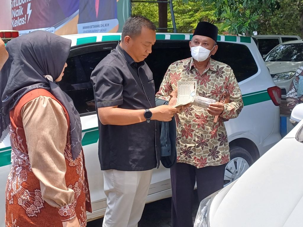 Ketika Mas Rio Tertibkan Mobil Siaga Desa di Situbondo