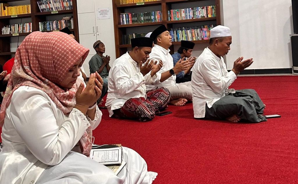 Rio-Ulfi Ziarah ke Makam Pahlawan Nasional KHR As'ad Syamsul Arifin