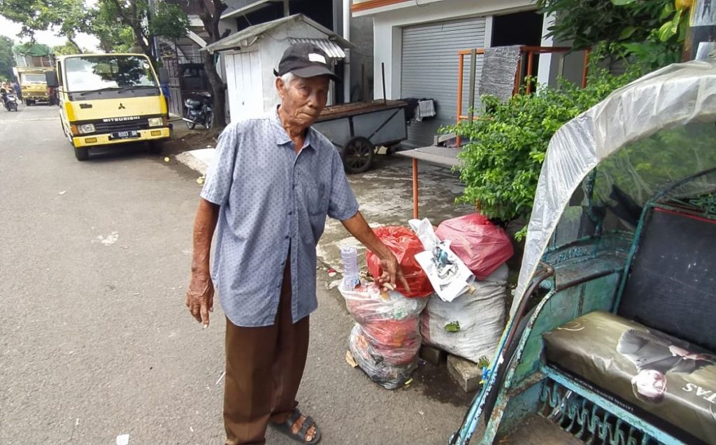 Mayat Bayi Terbungkus Tas Plastik Ditemukan Pada Tumpukan Sampah di Surabaya
