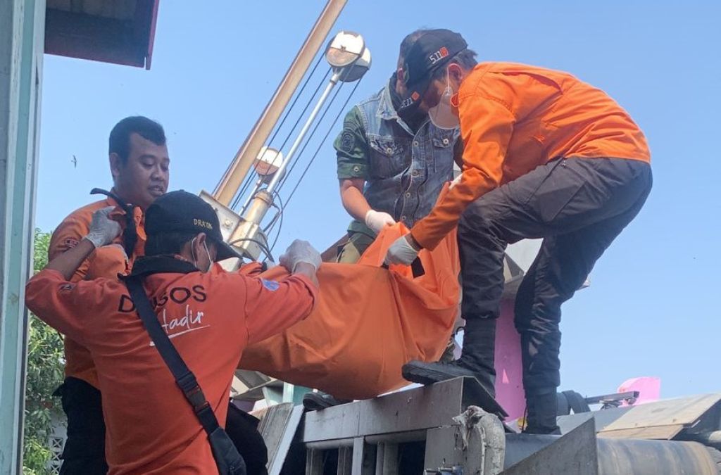 Mayat Wanita Ditemukan Tersangkut di Pintu Air Surabaya