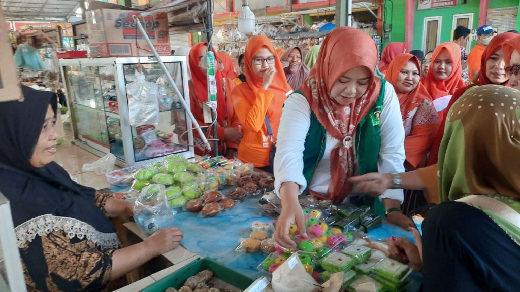 Mbak Ulfi Belanja Sembari Menyapa Emak-emak di Pasar Mangaran Situbondo