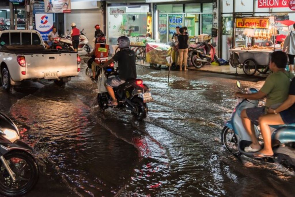 Wajib Tahu, Berikut Tips Merawat Motor saat Musim Hujan