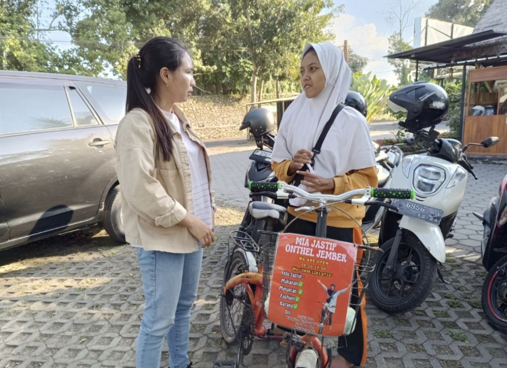 Kisah Mia, Mahasiswi Difabel di Jember Ngonthel Setiap Hari Jalankan Usaha Jastip