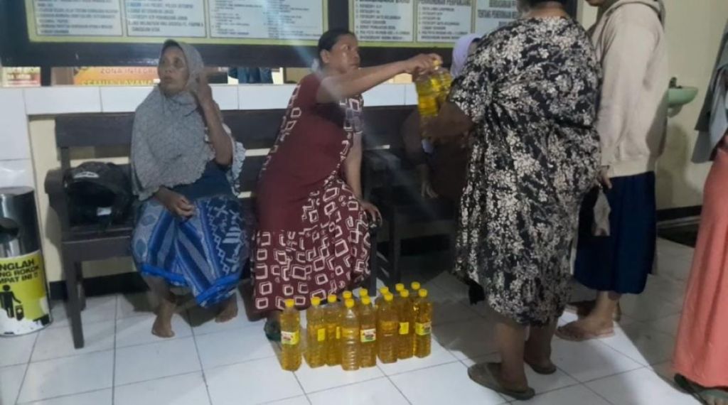 Puluhan Emak-Emak di Situbondo Adukan Penjual Migor Gunakan Syarat Verifikasi Wajah