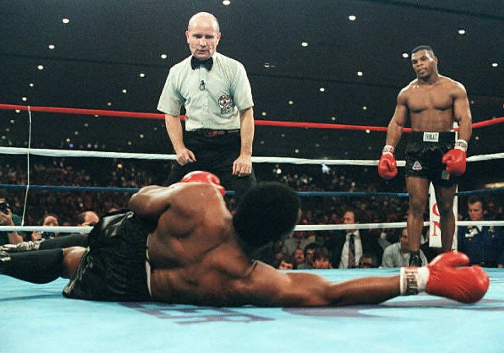 22 November 41 Tahun Lalu Mike Tyson jadi Juara Tinju Kelas Berat Termuda di Dunia
