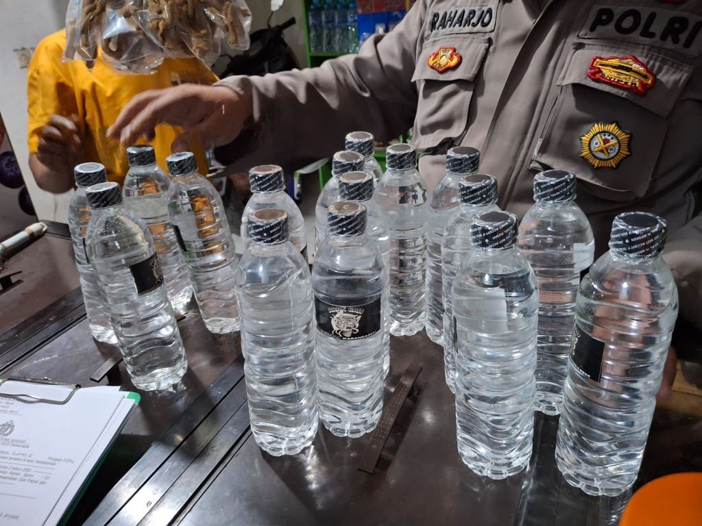 Polres Situbondo Amankan Puluhan Botol Miras ketika Patroli Sahur