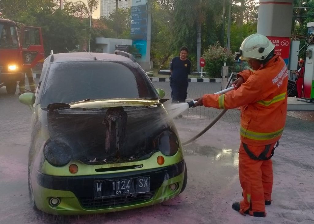 Mobil Terbakar di SPBU Surabaya: Mesin Mendadak Mati, Keluar Asap dan Api