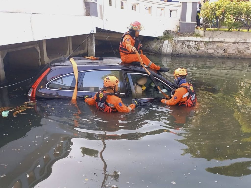 Sopir Ngantuk, Mobil Honda CRV Terjun Bebas di Sungai Surabaya