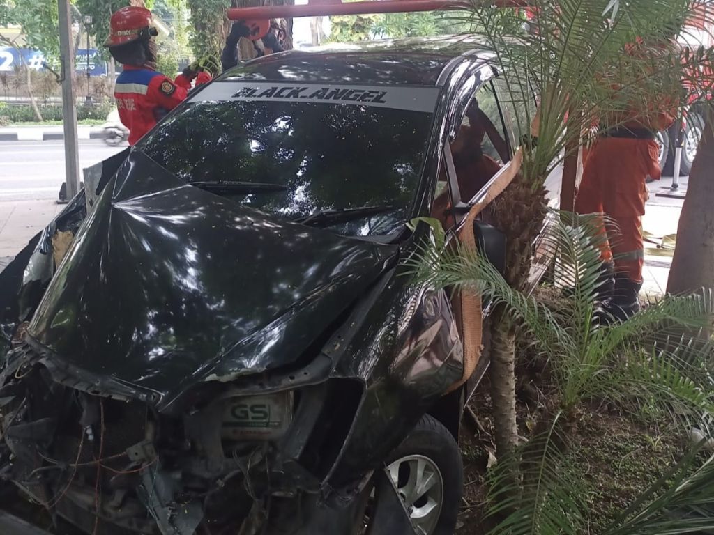 Mobil 'Black Angel' Masuk Taman Mayangkara Surabaya