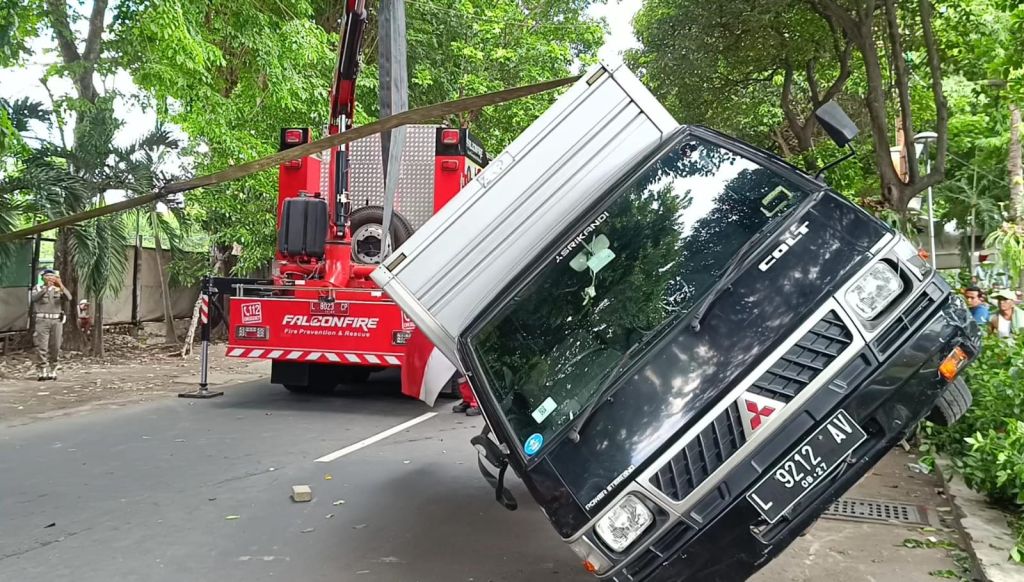 2 Orang di Surabaya Tertimpa Mobil Boks Terguling