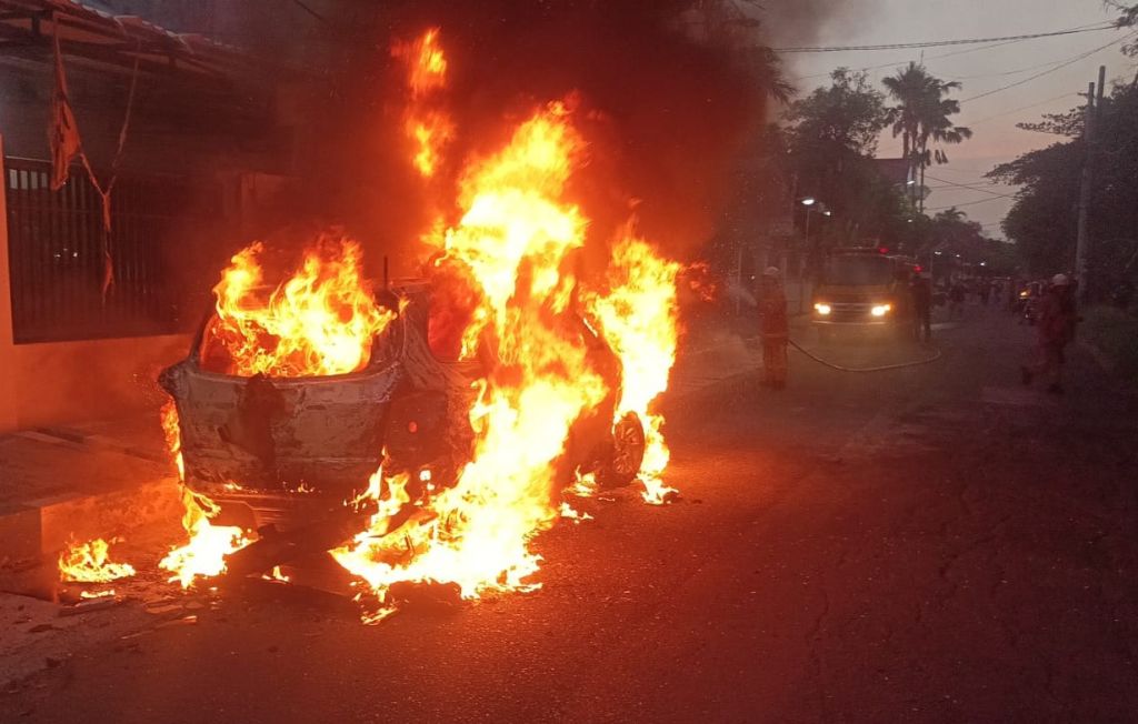 Mobil Chevrolet Spin Hangus Terbakar di Surabaya