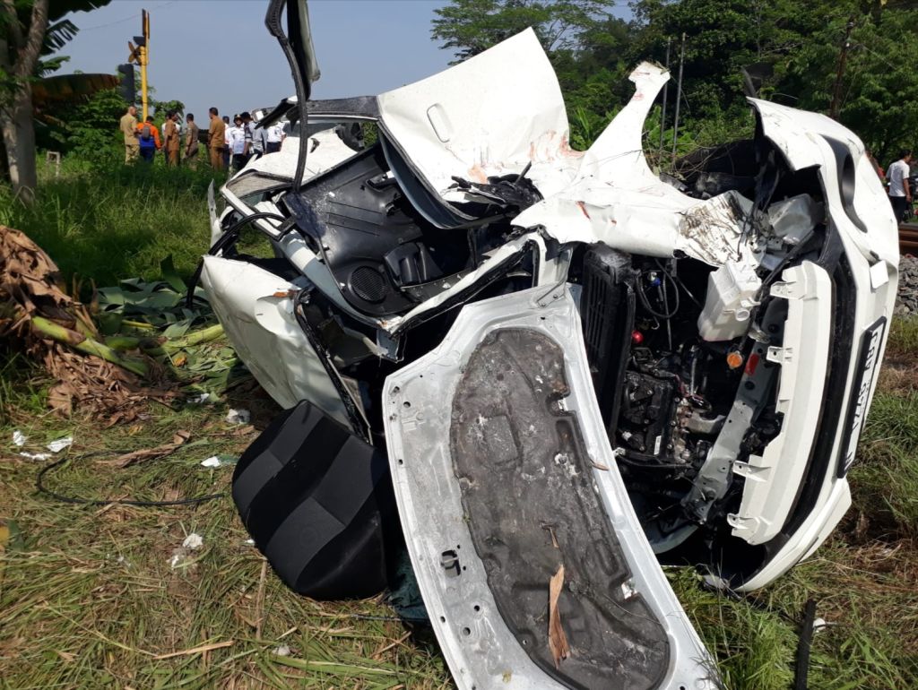 Mobil Ditumpangi Satu Keluarga Hancur Tertabrak Kereta Api di Sidoarjo