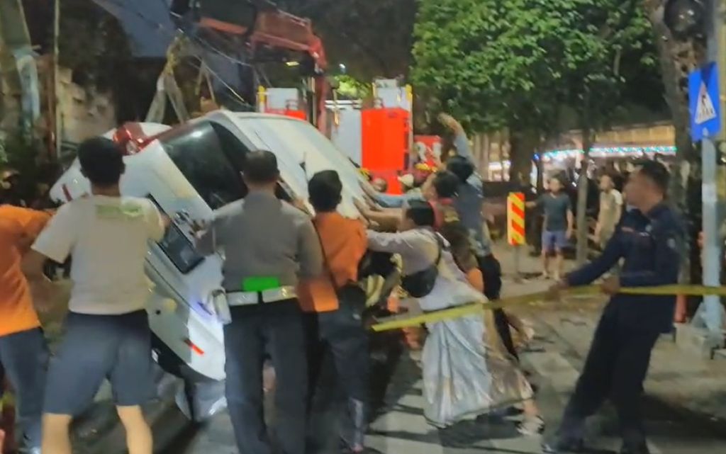 Mobil Nissan Juke Terguling di Surabaya Gegara Sopir Hindari Anak Kecil