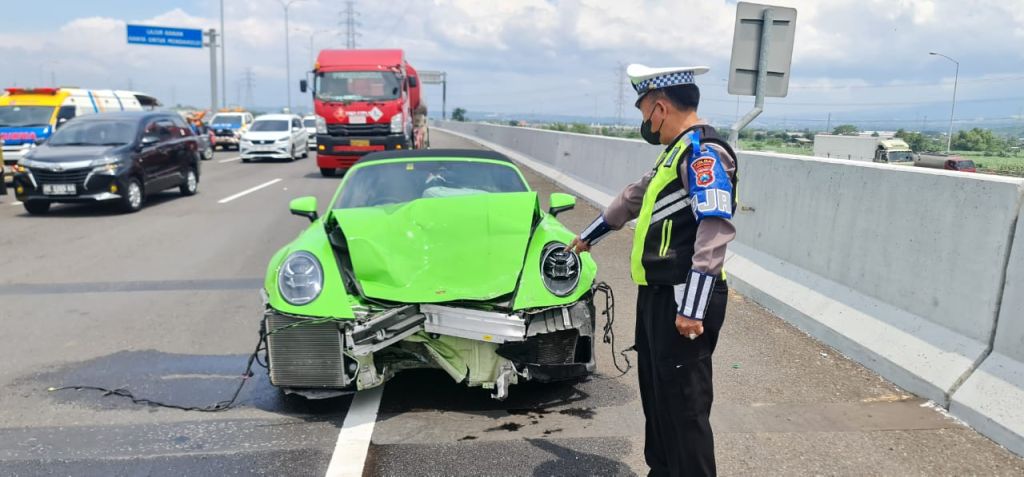 Mobil Porsche Dikemudikan Mahasiswa Tanpa SIM Seruduk Grand Livina di Tol Sidoarjo