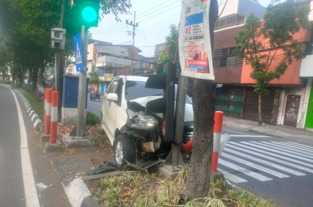 Mobil Xenia Ringsek Tabrak Tiang Lampu Penyeberangan di Surabaya