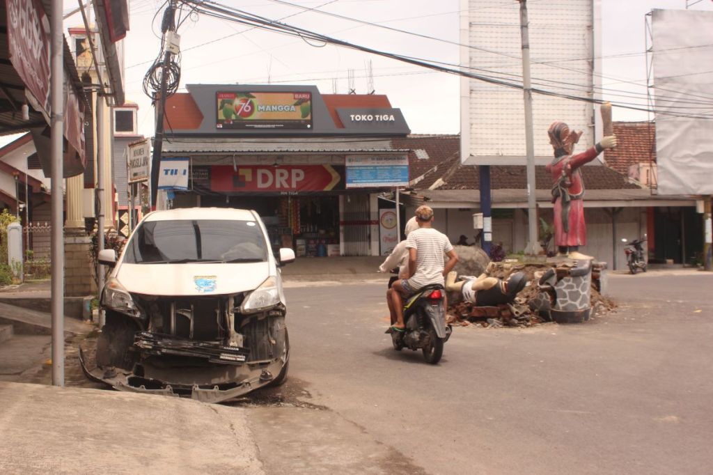 Tabrak Patung Minak Jinggo di Banyuwangi, Pengemudi Avanza Asal Jember Meninggal