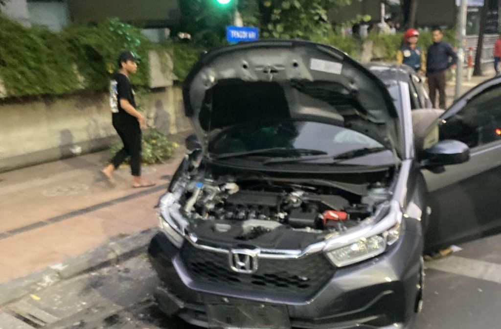 Perempuan Mabuk Kemudikan Brio Tabrak Tiang PJU di Surabaya