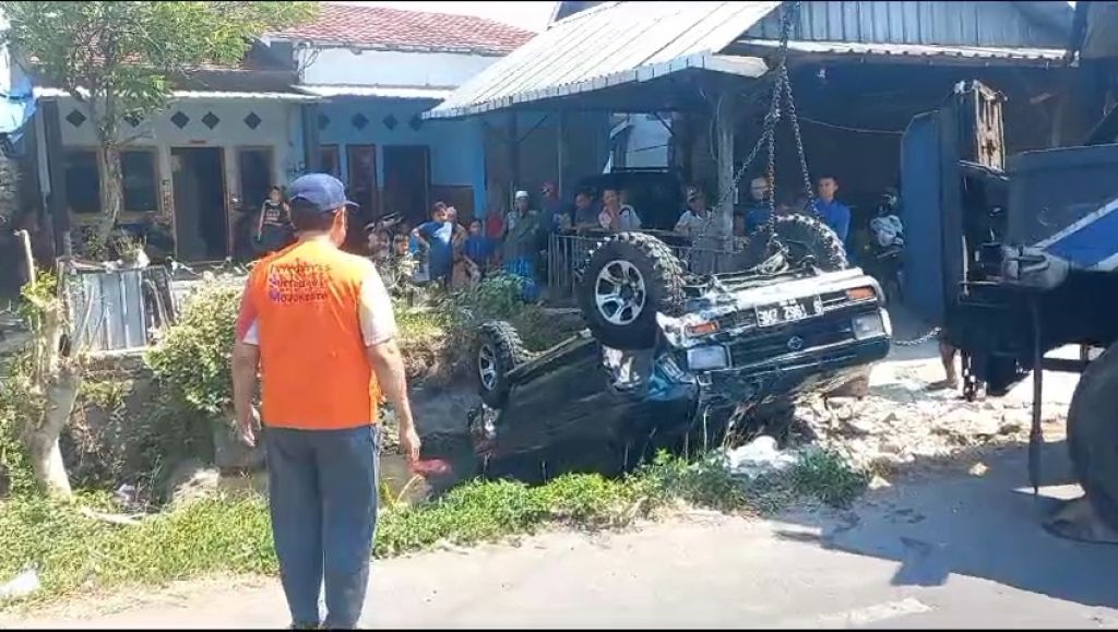 Mobil Terano Tecebur Sungai di Mojokerto