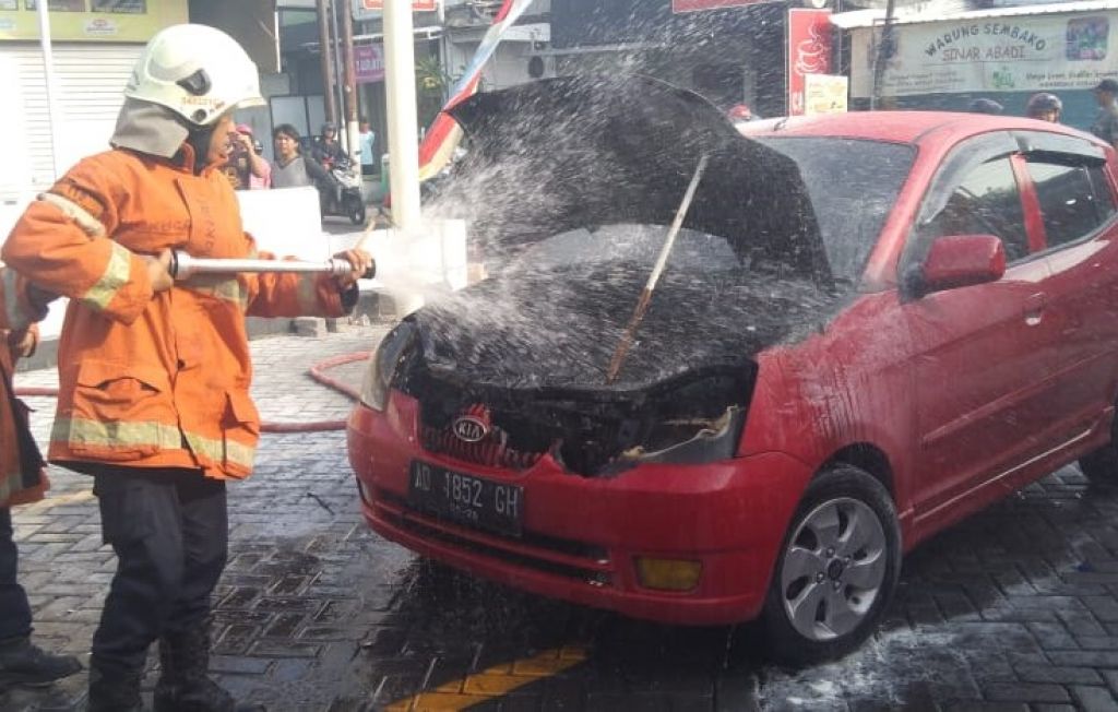 Mobil KIA Picanto di Surabaya Terbakar