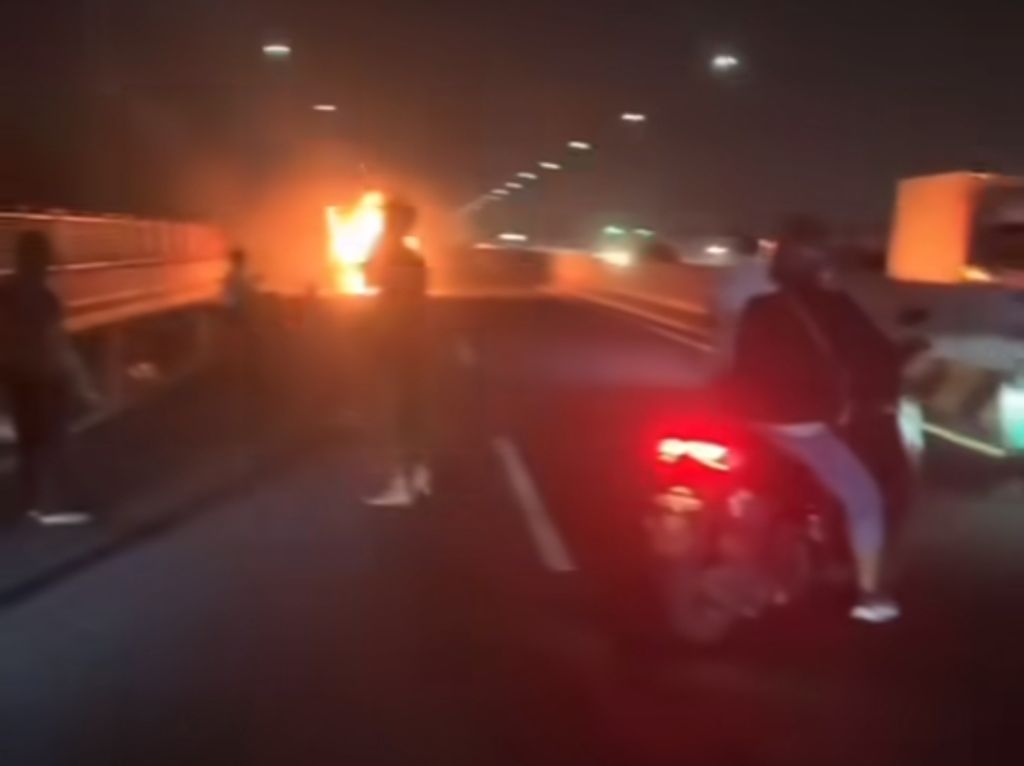 Mobil Kia Carens Terbakar Tinggal Kerangka di Jembatan Suramadu