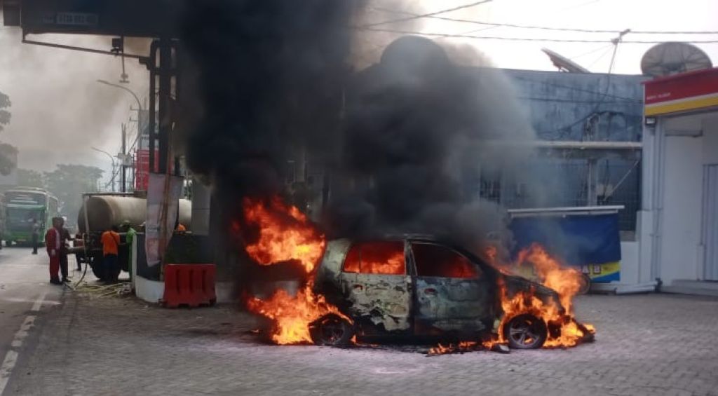Mobil KIA Visto Terbakar di Situbondo, Pemilik Terluka