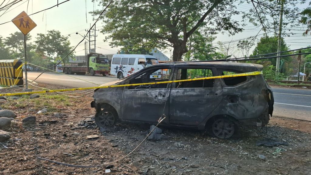 Mobil Merah Terbakar di Pinggir Jalur Pantura Kraksaan Probolinggo