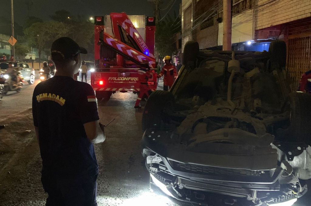 Mobil di Surabaya Terbalik, Pengemudi Mabuk atau Ngantuk?