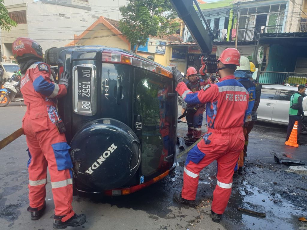 Mobil CRV Seruduk Motor Parkir Lalu Tercebur Sungai di Surabaya