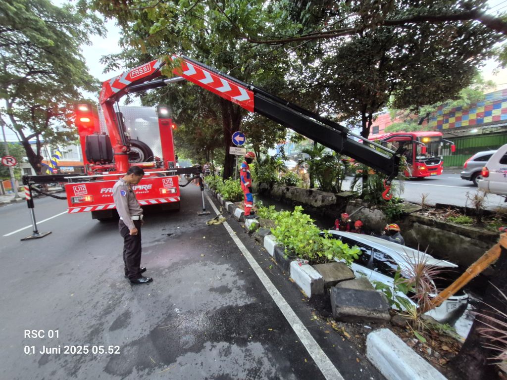 Honda Mobilio Tercebur Sungai di Kawasan Terminal Bratang Surabaya