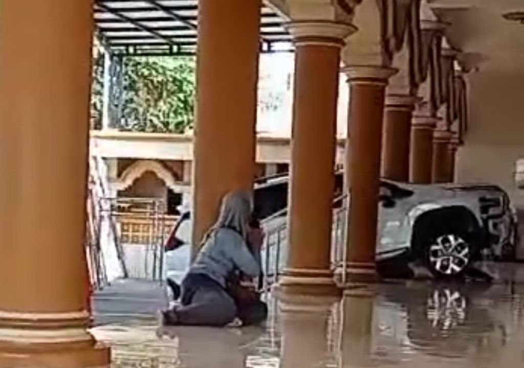 Viral Mobil Xpander Terparkir dalam Teras Masjid di Jember