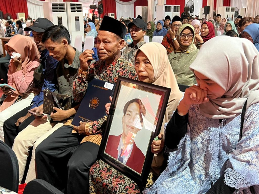 Momen Haru Prosesi Wisuda Untag Surabaya, Orangtua Wakili Almarhum Anaknya