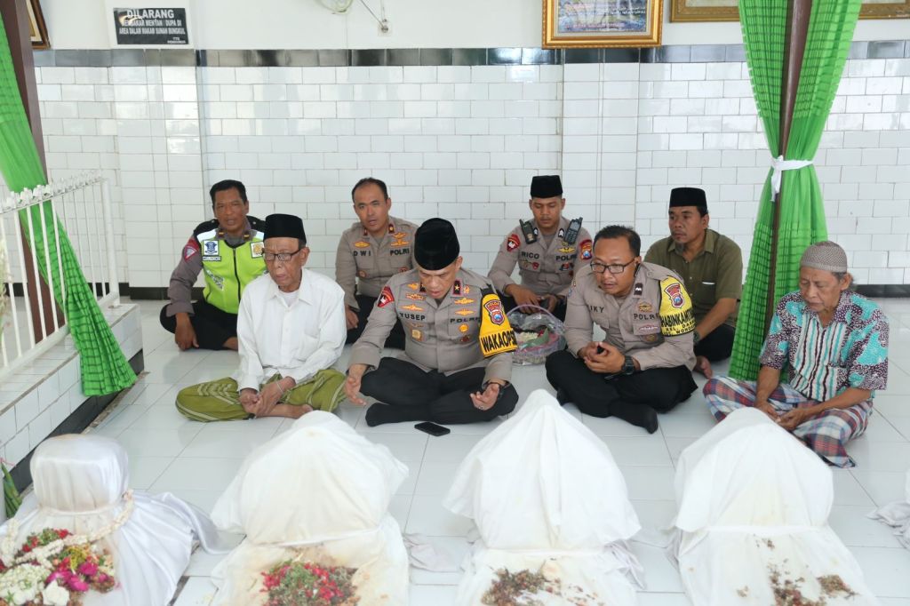 Momen Wakapolda Jatim, Brigjen Akhmad Yusep Ziarah ke Makam Sunan Bungkul