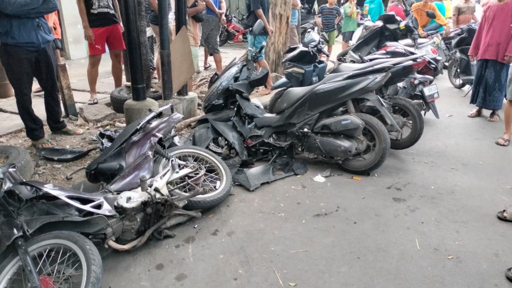 Polisi Kantongi Nopol Ambulans Berlogo Demokrat Seruduk 5 Motor di Surabaya
