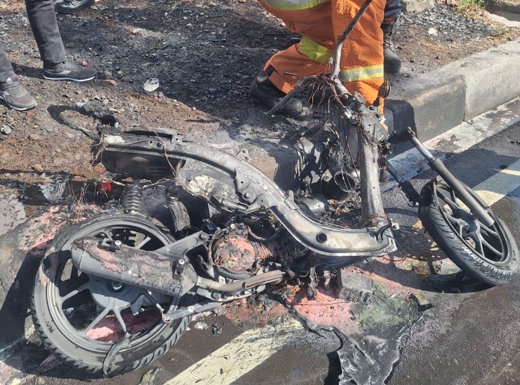 Motor Honda Beat Terbakar di Surabaya, 2 Penumpangnya Terluka
