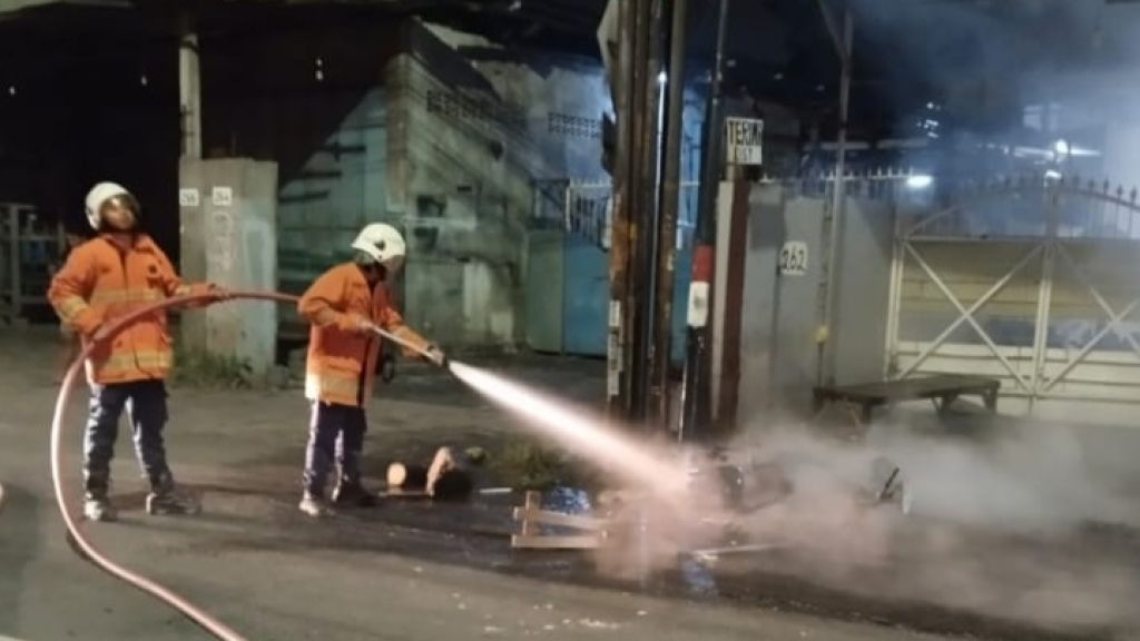 Motor Pelaku Tawuran di Surabaya Dibakar Massa
