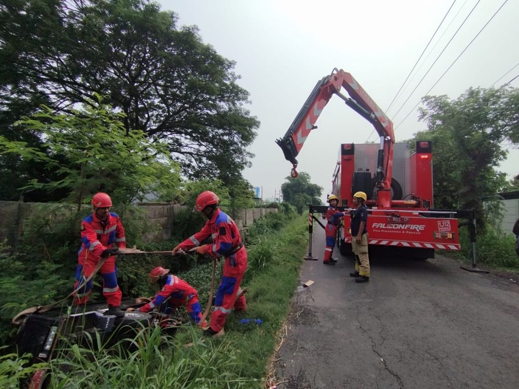 Motor Roda Tiga Terguling ke Sungai di Surabaya