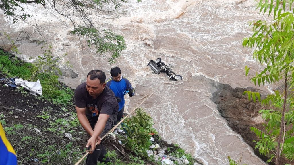 Motor Roda Tiga di Situbondo Terjun Bebas ke Sungai dari Ketinggian 20 Meter