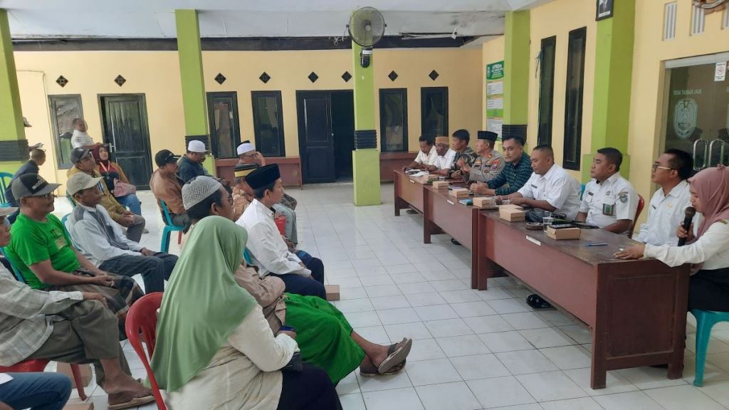Warga Terdampak Tambang PT SKS Situbondo Terima Paket Sembako
