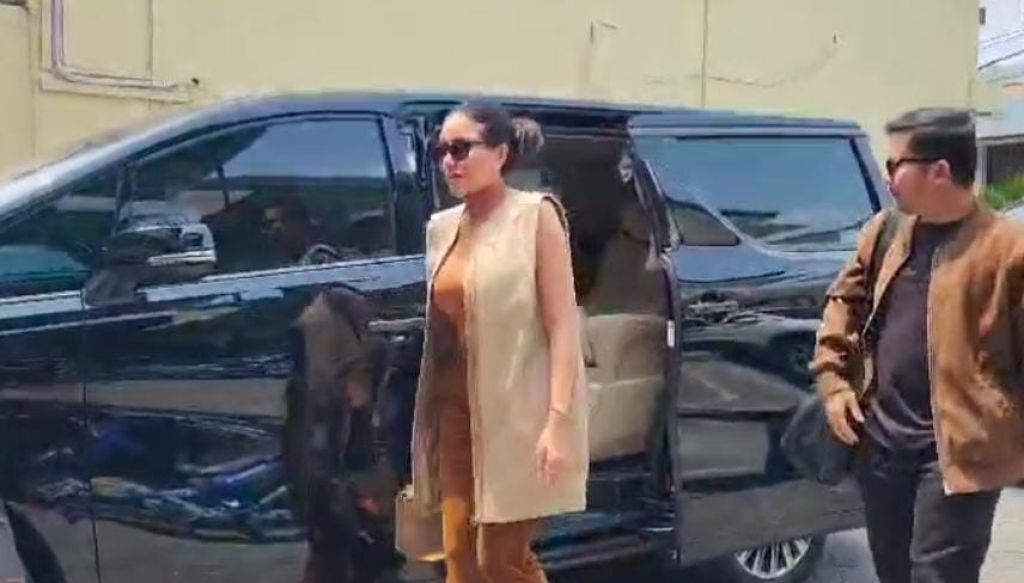 Nikita Mirzani Datangi Polda Jatim, Penuhi Panggilan Penyidik