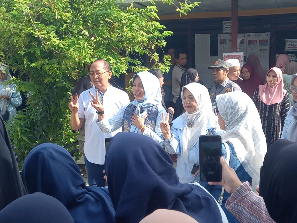 Pilkada Bojonegoro 2024: Nurul Azizah Nyoblos Bareng Keluarga