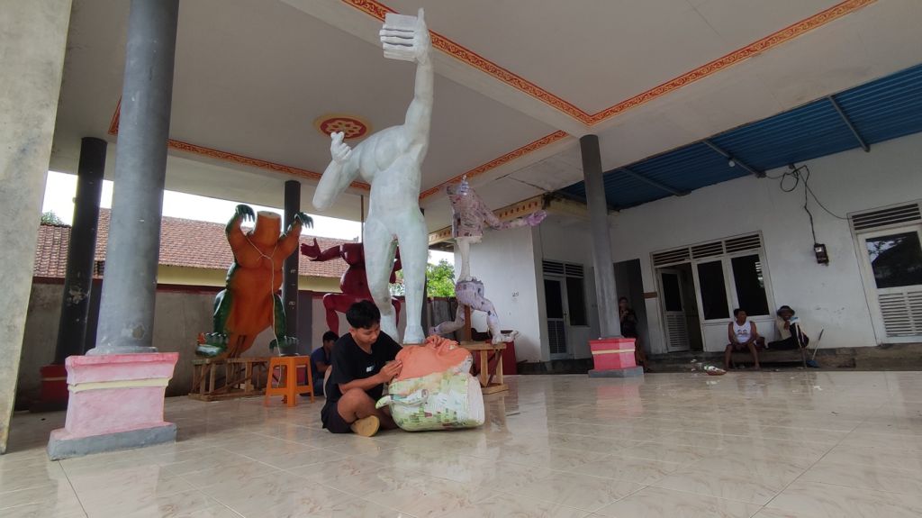 Persiapan Pawai Ogoh-ogoh di Banyuwangi dan Jember: Kaki Gunung Raung-Siang Hari