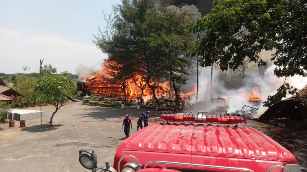 Kafe BUMDesa Omah Pring Pandaan Pasuruan Ludes Jadi Arang