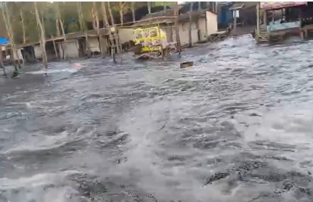 Waspada! Ombak Pasang Terjadi di Pantai Selatan Jember, Diprediksi Hingga Malam