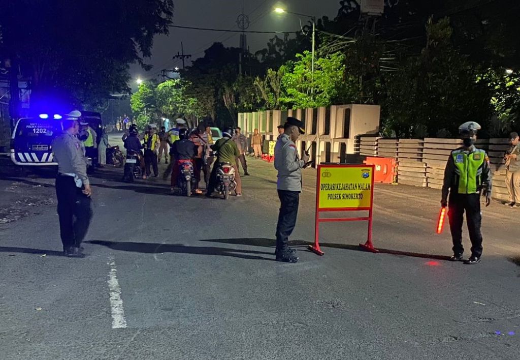 Operasi Gabungan Polisi Surabaya Amankan Pemotor Bawa Sajam dan Pil Koplo