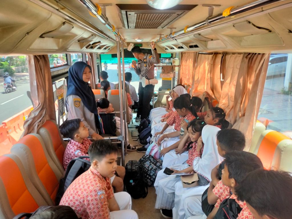 Operasi Keselamatan Semeru 2024, Polrestabes Surabaya 'Sentuh' Terminal dan Sekolah