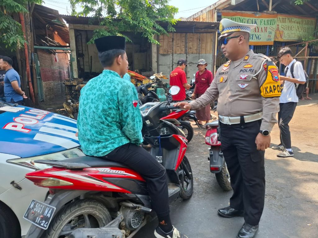 Operasi Zebra Semeru 2024, Tindak Pemotor Kenakan Kopyah di Kawasan Ampel Surabaya